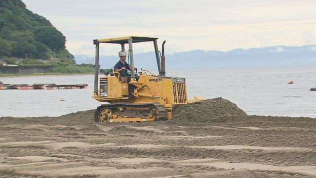 来月10日の海開きを前に磯海水浴場に砂を補給